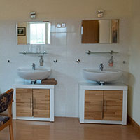 Zimmer mit zwei Waschbecken
